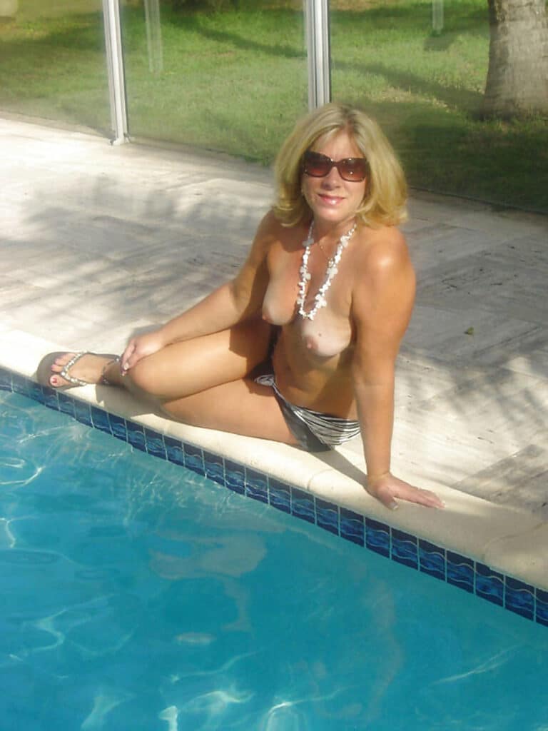 Carine Blonde Quinquag Naire Topless La Piscine Photos Femmes Mures