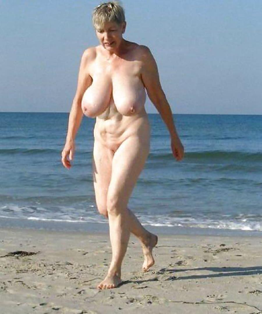 Les gros nibards dune vieille peau naturiste, à la plage Photos Femmes Mures